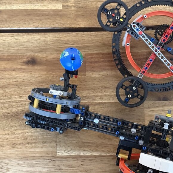 INCOMPLETE LEGO TECHNIC: Planet Earth and Moon in Orbit (42179) READ!! - Picture 2 of 16